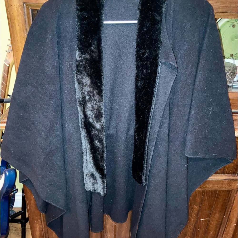 Elegant Black Women's Shawl with Faux Fur Trim